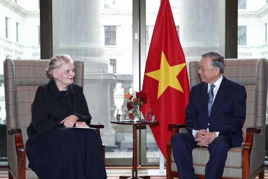 Gặp lãnh đạo Tập đoàn Rolls Royce, Tổng Bí thư đề nghị thiết lập một trung tâm đặc biệt ở Việt Nam Gặp lãnh đạo Tập đoàn Rolls Royce, Tổng Bí thư đề nghị thiết lập một trung tâm đặc biệt ở Việt Nam