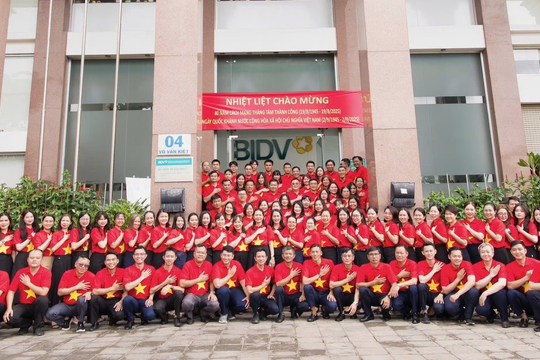 Xây dựng Đảng bộ vững mạnh, phát huy vai trò hạt nhân chính trị trong phát triển doanh nghiệp:  Từ thực tiễn BIDV Chi nhánh Sở Giao dịch 2
Kỳ 01- Tổ chức Đảng trong doanh nghiệp – điểm tựa chính trị 
 Xây dựng Đảng bộ vững mạnh, phát huy vai trò hạt nhân chính trị trong phát triển doanh nghiệp:  Từ thực tiễn BIDV Chi nhánh Sở Giao dịch 2
Kỳ 01- Tổ chức Đảng trong doanh nghiệp – điểm tựa chính trị