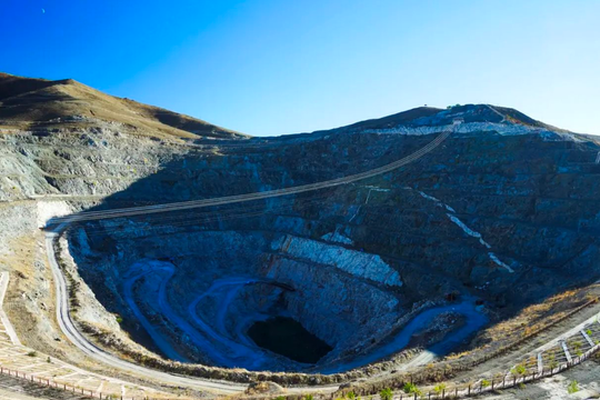 Khoan sâu 260 lỗ, phát hiện gần 500.000 tấn đất hiếm có giá trị lên đến 50 tỷ USD ở khu vực đồi núi sau hơn 10 năm khảo sát Khoan sâu 260 lỗ, phát hiện gần 500.000 tấn đất hiếm có giá trị lên đến 50 tỷ USD ở khu vực đồi núi sau hơn 10 năm khảo sát