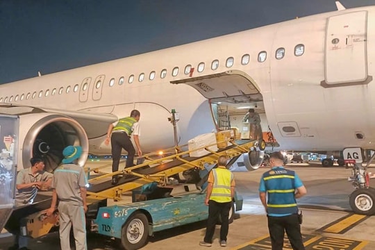 Những kiện hàng nhu yếu phẩm, thuốc men hỗ trợ vùng lũ đầu tiên trên chuyến bay của Vietnam Airlines đã đến Huế Những kiện hàng nhu yếu phẩm, thuốc men hỗ trợ vùng lũ đầu tiên trên chuyến bay của Vietnam Airlines đã đến Huế