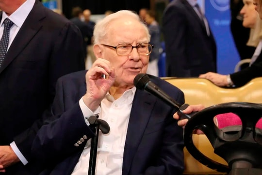 Warren Buffet quyết ‘ngồi im’, ‘pháo đài’ tiền mặt của Berkshire Hathaway lại lập kỷ lục mới 