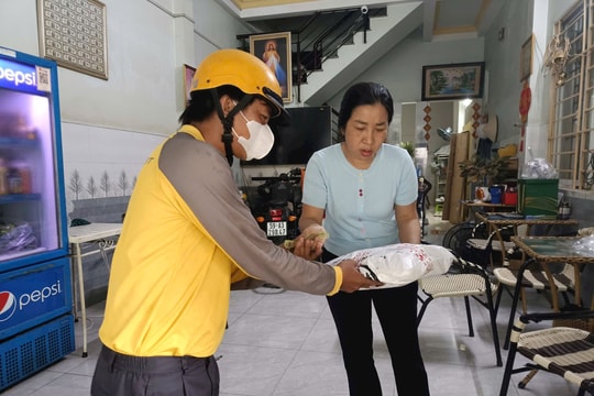 Sau khi được yêu cầu chuyển khoản 41K cho shipper, tài khoản của vị khách ở TP.HCM bị trừ 100 triệu đồng: Công ty chuyển phát nhanh lập tức mời lên làm việc Sau khi được yêu cầu chuyển khoản 41K cho shipper, tài khoản của vị khách ở TP.HCM bị trừ 100 triệu đồng: Công ty chuyển phát nhanh lập tức mời lên làm việc