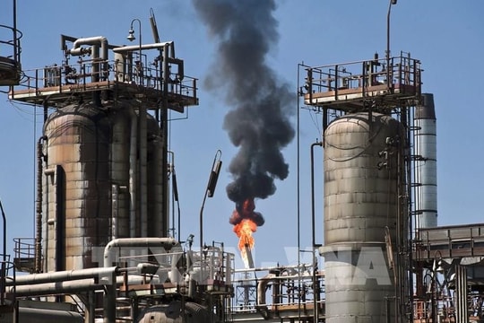 Giá dầu giao dịch biến động vì tin đồn Mỹ tấn công Venezuela, sau đó bị phủ nhận