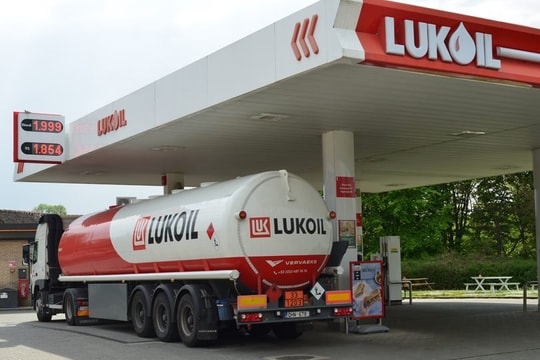 Mỹ trừng phạt ‘ông trùm’ dầu mỏ Nga, quốc gia châu Âu lập tức cấm xuất khẩu dầu, nhiên liệu sang EU vì sợ hết hàng