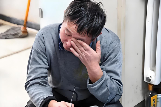 Lương tháng hơn 15 triệu nhưng công ty chuyển 2 tỷ đồng và ghi rõ là thưởng, sau đó tài khoản bị phong tỏa, người đàn ông bị kiện 