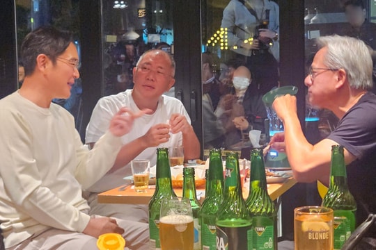 Cửa hàng gà Hàn Quốc “vỡ trận” sau bữa ăn của các tỷ phú