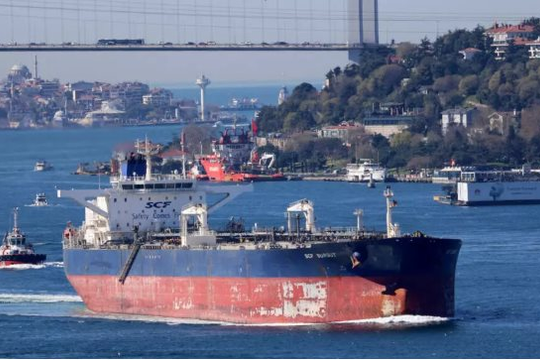 Trước thời hạn trừng phạt của Mỹ, một quốc gia vẫn ùn ùn nhập khẩu dầu Nga 