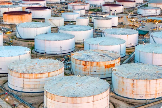 Mỗi ngày rút gần 1 triệu thùng dầu khỏi thị trường toàn cầu trong khi nhiều 'ông lớn' ngừng mua dầu Nga: Láng giềng Việt Nam đang có mục đích gì?