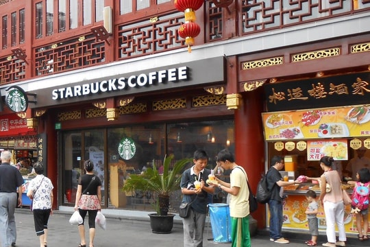 Starbucks “bán mình” ở thị trường láng giềng Việt Nam, đổi lại 4 tỷ USD