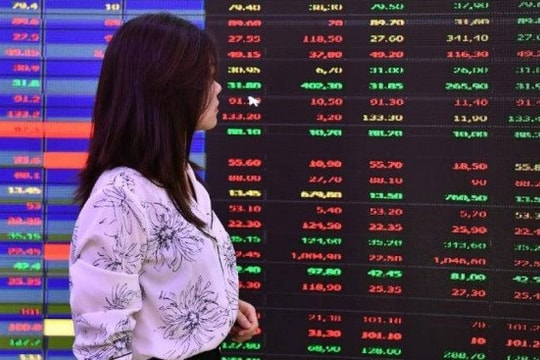 Dòng tiền cạn đáy, thị trường giằng co mạnh giữ sắc xanh mong manh