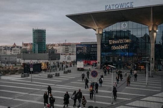 Vươn lên từ ‘đổ nát’ và lạm phát 900%, nền kinh tế nghìn tỷ USD của EU đối mặt thách thức mới sau hơn 3 thập kỷ