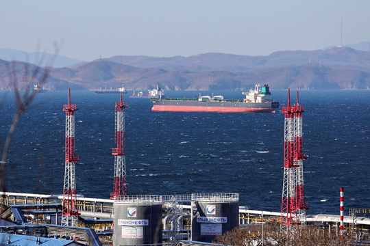 Nga bị 3 khách hàng lớn nhất 'quay lưng', doanh số bán dầu giảm kỷ lục, gần 400 triệu thùng lênh đênh trên biển chưa có ai mua