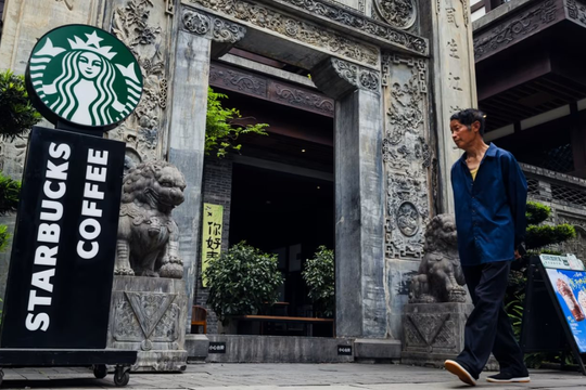 Từng cứ 15 giờ lại mở thêm một cửa hàng mới, vì sao Starbucks giờ đây phải bán một phần hoạt động kinh doanh tại Trung Quốc?