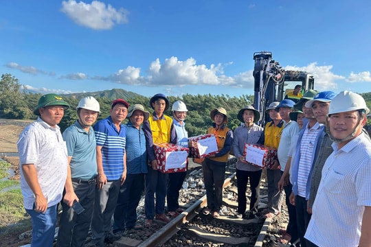 Chủ tịch VNR trực tiếp xuống hiện trường chỉ đạo sửa chữa đường sắt do bão số 13, quyết tâm thông tuyến trước ngày 11/11