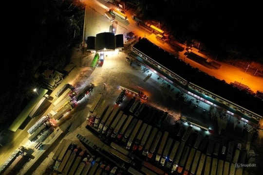 Đúng 18h30, xe tải Trung Quốc không người lái, sẽ di chuyển vào ban đêm