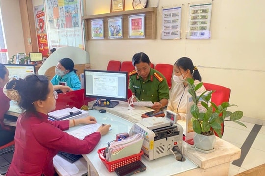 Ngay 8h sáng, người phụ nữ 47 tuổi đã đến HDBank chuyển khoản để mua thùng hàng: Công an được báo tin, yêu cầu dừng giao dịch gấp