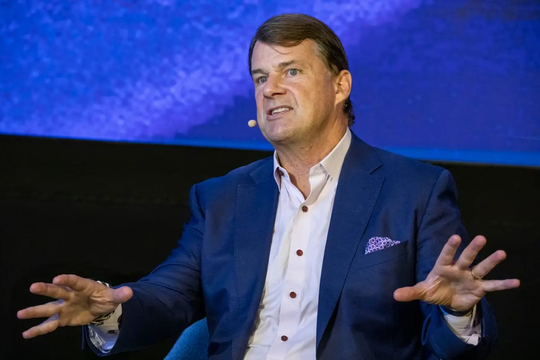 CEO Ford bị sốc khi tháo rời xe điện Trung Quốc và Tesla