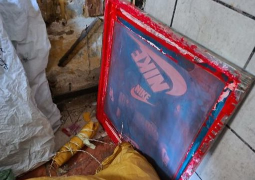 Đột kích một trung tâm mua sắm sầm uất, cảnh sát thu giữ loạt sản phẩm nhái thương hiệu Nike, Puma, quần áo, máy khâu,... số lượng lớn, tổng giá trị hơn 14 tỷ đồng