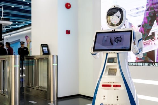 Kỳ lạ phòng giao dịch vắng vẻ nhưng dày đặc camera an ninh, nhân viên ngân hàng chưa một lần đi làm muộn, vui vẻ làm việc liên tục