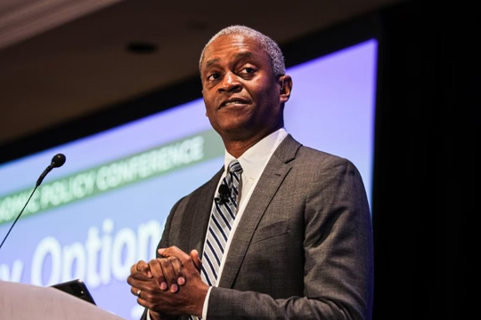 Quan chức ủng hộ không cắt giảm lãi suất bất ngờ tuyên bố rời Fed