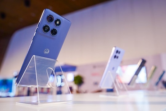 Motorola chính thức tái ngộ Việt Nam: Ra mắt 5 mẫu điện thoại, giá chưa đến 3 triệu đã có pin 7.000mAh