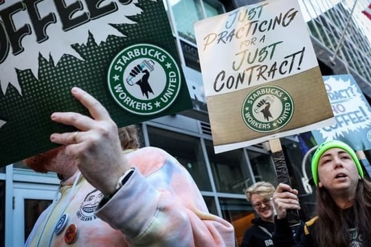Nhân viên Starbucks đồng loạt đình công vì kiệt sức, 65 cửa hàng 'đóng băng' đúng mùa lễ hội