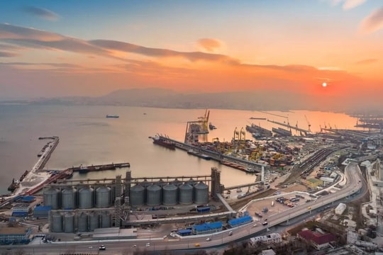 Thị trường ngày 15/11: Giá dầu tăng sốc vì sự cố Novorossiysk, vàng rớt mạnh sau phát biểu của Fed