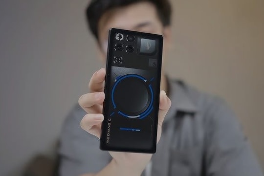 Cây bút công nghệ: "Cầm mẫu điện thoại này đi trên đường, ai cũng phải ngoái lại hỏi tôi máy gì đấy?"