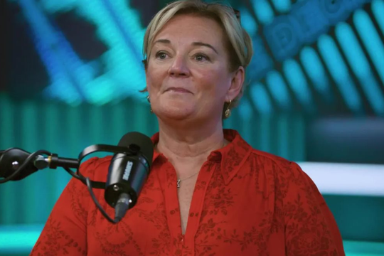 11 tuổi làm 'trụ cột' gia đình, ﻿bán hàng rong lẫn rửa bát thuê kiếm sống, người phụ nữ 'không chịu thua số phận' trở thành triệu phú nước hoa nức tiếng