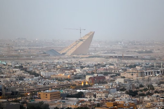 Saudi Arabia giảm mạnh lương thưởng cho nhân tài nước ngoài, ngân sách chịu áp lực vì giá dầu thấp