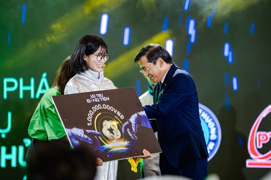 Vượt 32.000 người, thắng cả AI ở gameshow tài chính khó nhất VN, nữ sinh nhận 1 tỷ đồng và cơ hội tại BIDV