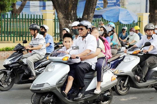 Đi xe máy chở trẻ em theo cách này có thể bị phạt đến 14 triệu đồng