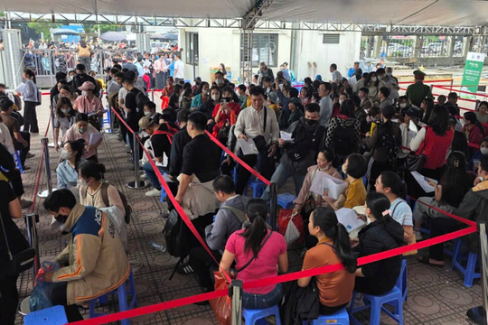 Bộ Xây dựng yêu cầu chấn chỉnh tình trạng xếp hàng xuyên đêm nộp hồ sơ mua nhà ở xã hội