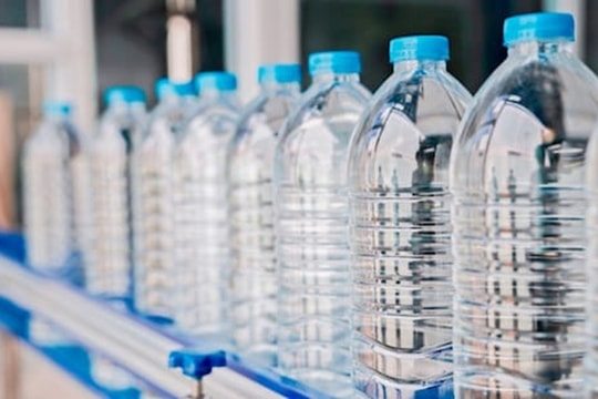 Đột kích một nhà kho, công an triệt phá đường dây sản xuất nước lọc giả quy mô lớn - chủ sở hữu là con trai Cựu Chủ tịch Hội đồng thành phố