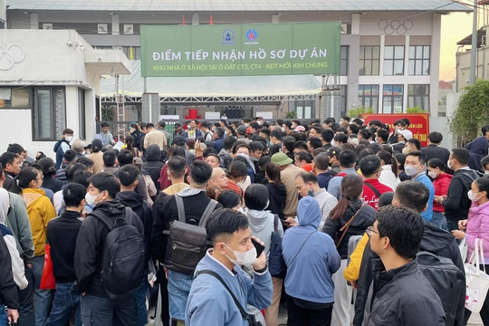 Người dân xếp hàng xuyên đêm mua NOXH, chuyên gia hiến kế số hoá ngay