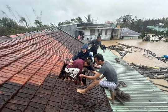 Thủ tướng yêu cầu tập trung tổng lực để cứu người trong lũ lớn tại Trung Bộ