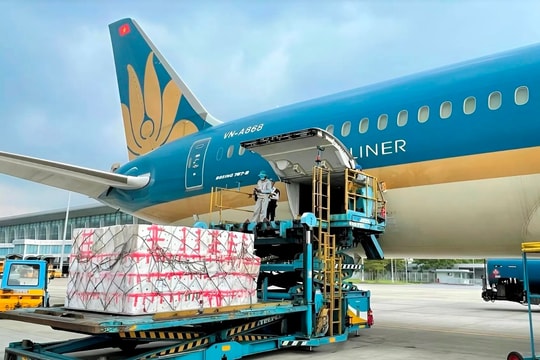 Vietnam Airlines tiếp tục vận chuyển miễn phí hàng hóa hỗ trợ đồng bào vùng lũ miền Trung