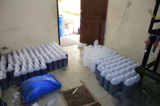 Đột kích một cơ sở in lụa, công an bất ngờ tóm gọn đường dây sản xuất nước giặt giả, tịch thu hàng trăm can nhựa chứa hóa chất cùng máy trộn công nghiệp