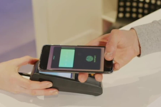 Lại có thủ đoạn lừa đảo mới cực tinh vi nhắm vào người dùng chức năng chạm để thanh toán trên điện thoại: vài giây thôi đã mất tiền