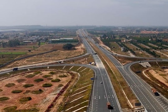 Đột kích 15 địa điểm, triệt phá đường dây làm giả giấy tờ chiếm đoạt đất công, tịch thu vàng thỏi trị giá hơn 2 tỷ đồng cùng hơn 4 tỷ đồng tiền mặt, phong tỏa 22 tỷ đồng cổ phiếu 