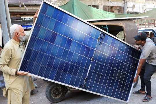 Thị trường ngày 23/11: Dầu mất hỗ trợ, cà phê lao dốc vì thuế Mỹ - Brazil, COP30 gây chấn động chính sách