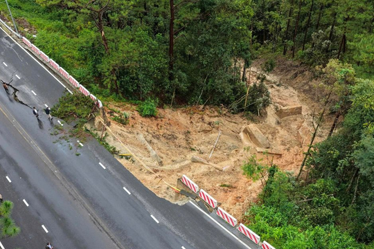 Mưa lớn gây sạt lở nghiêm trọng nhiều tuyến đèo huyết mạch ở Lâm Đồng, Đèo Cả lập tức hành động