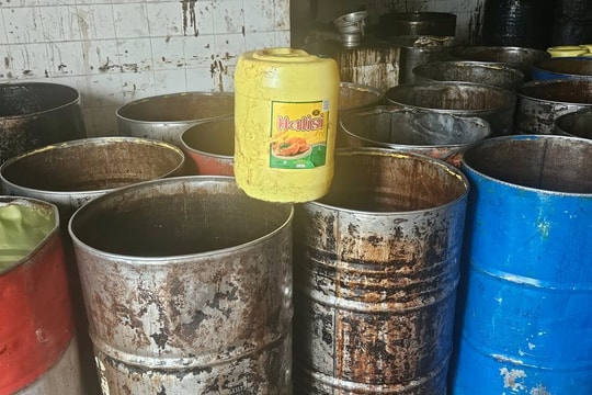 Đột kích một cơ sở, công an triệt phá đường dây sản xuất dầu ăn giả hết hạn, tịch thu nhiều can 20 lít, thùng phuy và bao bì đóng gói