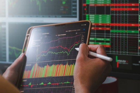 Ngược dòng, cổ phiếu VJC và GEE tăng trần trong ngày thị trường “chìm” trong sắc đỏ