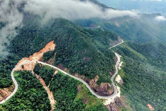 Việt Nam có 1 con đường “nối biển và hoa”, cao tới 1.700m: Chỉ những tài xế vững tay nhất mới dám đi