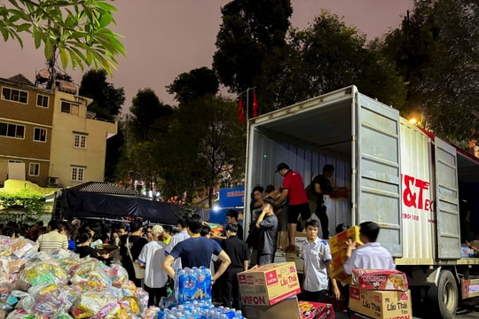 Xuyên đêm lên hàng - Mong bà con vùng lũ thêm vững vàng 