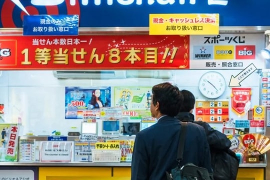 Người đàn ông trúng độc đắc gần 100 tỷ USD nhưng giấu vợ,    giả vờ mặc áo cũ nhưng sắm xe sang, đi nghỉ dưỡng