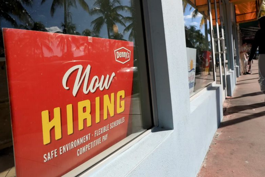 Thị trường lao động Mỹ xuất hiện dấu hiệu báo động, dự đoán khả năng Fed cắt giảm lãi suất tăng gấp đôi lên 84%