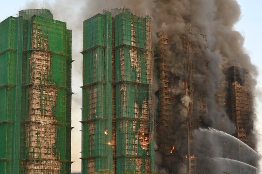 Nóng: Biển lửa 'nuốt chửng' 8 toà nhà thuộc 1 cụm chung cư nổi tiếng, 13 người thiệt mạng 