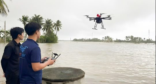 UAV của CT UAV lao vào tâm lũ ứng cứu người dân miền Trung